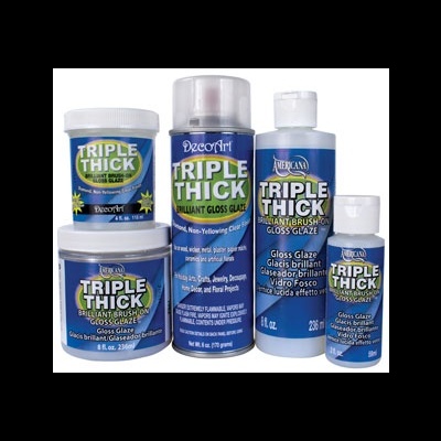 Cinco frascos e potes de verniz Triplo Grosso da DecoArt e Americana em azul e branco, com diferentes tamanhos e tipos de tampa, sobre fundo neutro.