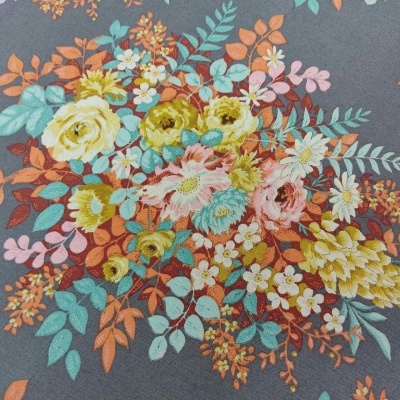Tecido cinzento com padrão floral colorido incluindo flores amarelas, rosas, azuis, brancas e laranjas