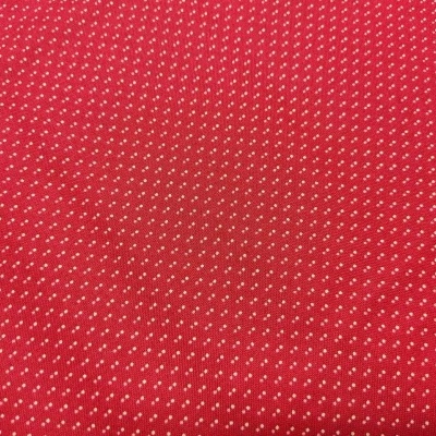 Tecido vermelho com pequenos pontos brancos