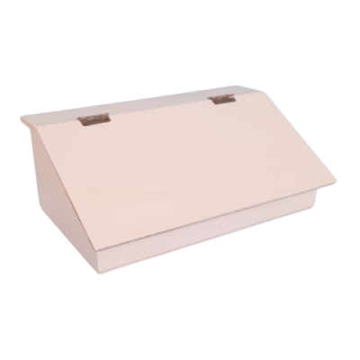 Caixa de madeira branca com tampa inclinada e dobradiças