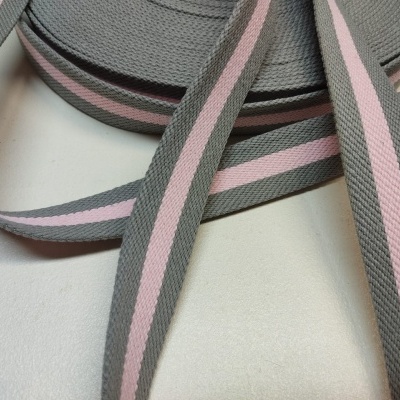 Correia têxtil cinzenta e rosa com riscas, textura trançada