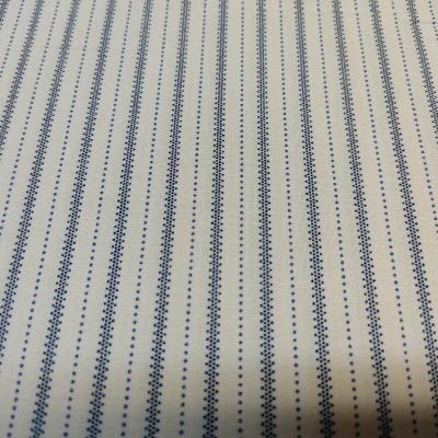tecido branco com riscas verticais azuis finas e pontilhadas