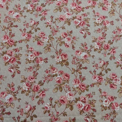 Tecido floral em tons de rosa, vermelho e castanho sobre fundo bege