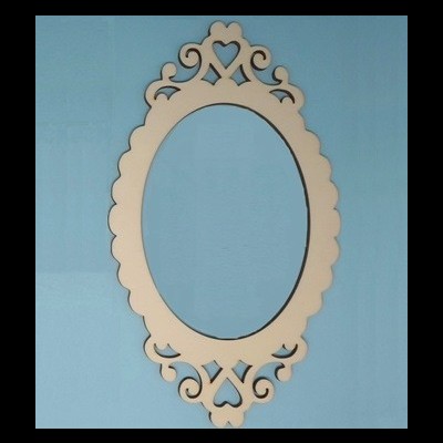 Espelho oval com moldura decorativa em madeira clara