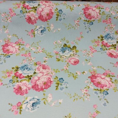 Tecido azul claro com padrão floral em rosa, azul e verde