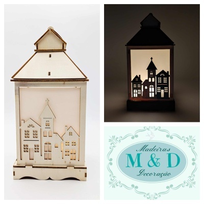Lanterna decorativa em madeira com desenho de edifícios e igreja, mostrada acesa e apagada