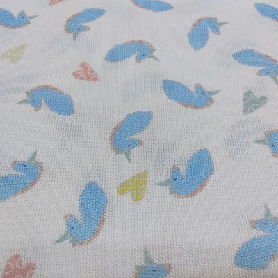 tecido branco com padrão de unicórnios azuis e folhas coloridas