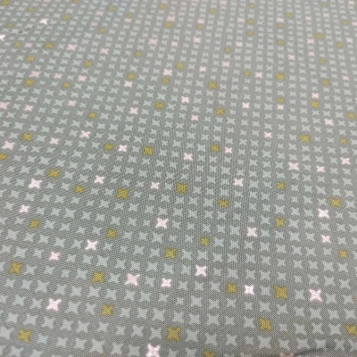 tecido cinza com padrão de cruzes e estrelas cor-de-rosa e douradas