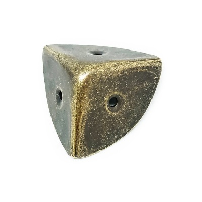 Peça triangular de metal envelhecido com três orifícios