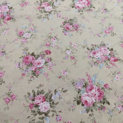 tecido floral bege com flores rosas e lilases