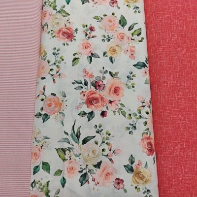 Três tecidos coloridos com padrões risca, floral e textura entrelaçada