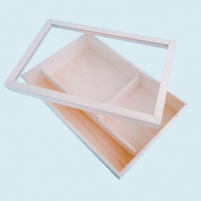 Caixa de madeira clara com tampa transparente e divisórias internas