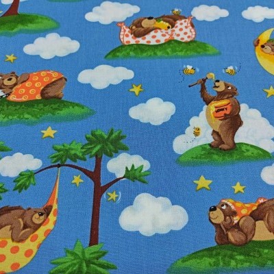 Tecido azul com padrão de ursinhos castanhos em atividades divertidas e natureza