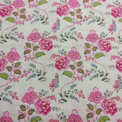 Tecido branco com padrão floral em rosa, verde e azul