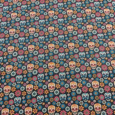 Tecido com estampa de caveiras coloridas e flores sobre fundo preto