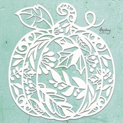 Decoração branca em forma de abóbora em papel recortado com padrão de folhas sobre parede azul clara