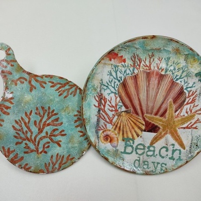 Conjunto de dois tabuleiros decorativos redondos com padrão marítimo e texto 'Beach days'