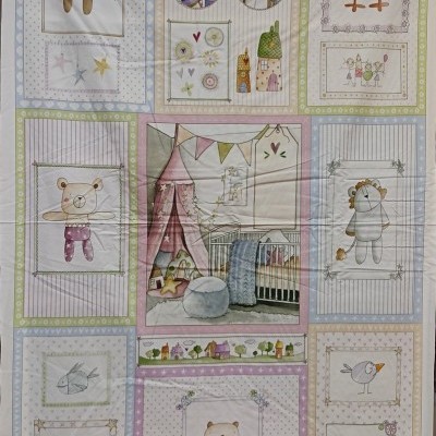 Painel de tecido com desenhos infantis de animais e quarto de criança ao centro