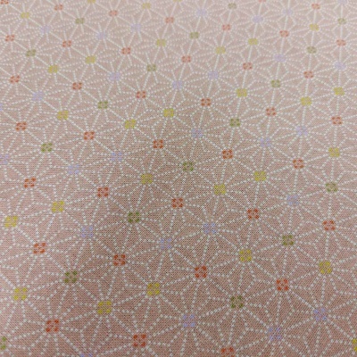 Tecido rosa claro com padrão de flores geométricas coloridas