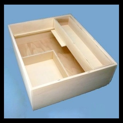 Caixa organizadora de madeira clara com divisórias internas