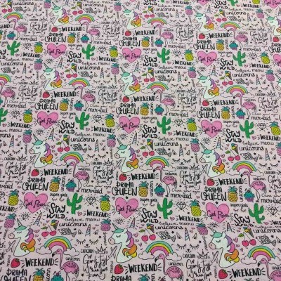 Tecido branco com estampado colorido de cactos, corações, arco-íris e frases em inglês