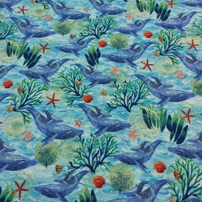 Tecido estampado com golfinhos azuis e elementos marinhos em tons de azul e vermelho