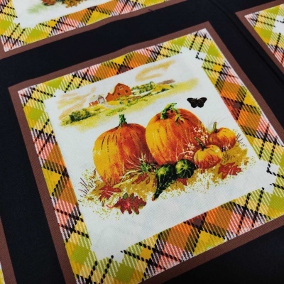 Pano decorativo com estampa de abóboras e bordas xadrez coloridas