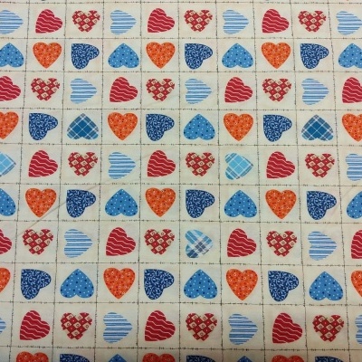 Tecido bege claro com padrão de corações coloridos organizados em quadrados