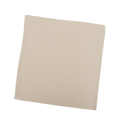 lenço quadrado bege sobre fundo branco