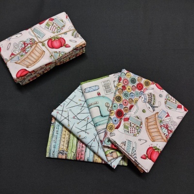 tecidos com padrões de costura coloridos sobre fundo preto