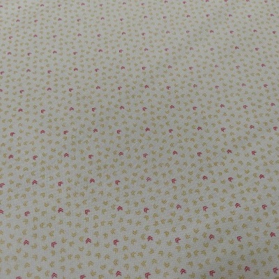 tecido branco com pequenas flores rosa e amarelas