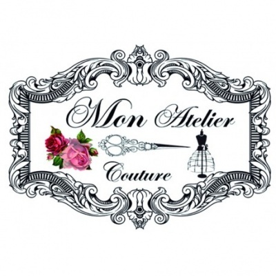 Logotipo decorativo com o texto Mon Atelier Couture, tesoura, rosas e manequim de costura