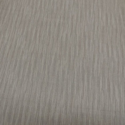 Superfície com textura riscada cinza em padrão de linhas verticais.