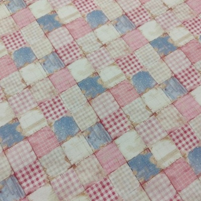 Tecido patchwork com quadrados rosas, azuis e creme e textura de costura