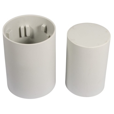 Duas tampas cilíndricas brancas de plástico, uma aberta e outra fechada