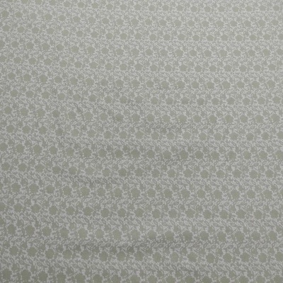 Tecido cinzento claro com padrão floral branco sobre madeira clara