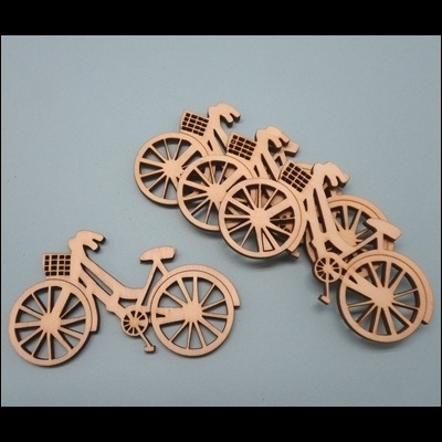 Quatro bicicletas decorativas em madeira sobre fundo azul claro.