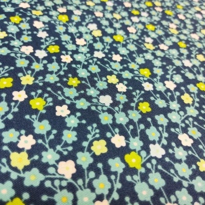 Tecido azul escuro com padrão floral pequeno colorido