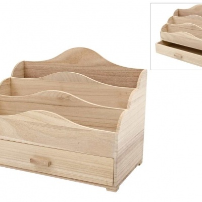 Organizador de secretária de madeira clara com três divisórias e gaveta