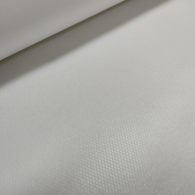Tecido branco com textura fina e padrão de pequenos losangos