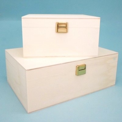 Duas caixas de madeira claras com fechos dourados empilhadas sobre fundo azul claro