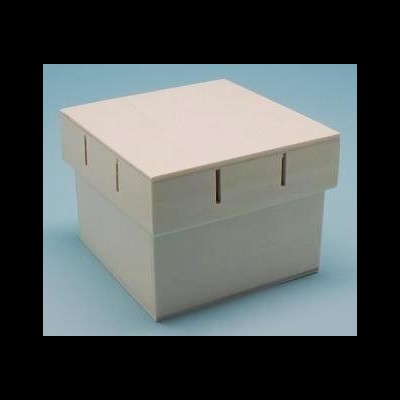 Caixa quadrada de madeira com tampa e ranhuras verticais nas laterais, sobre fundo azul claro