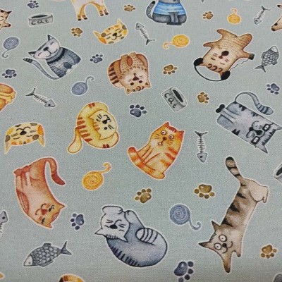 Padrão de gatos coloridos e peixes em fundo cinzento claro