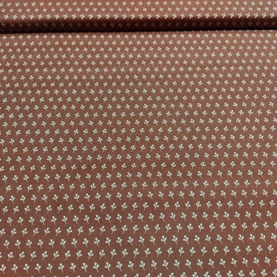 Tecido castanho com padrão de ramos florais pequenos brancos