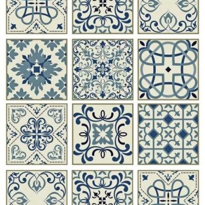 Azulejos quadrados decorativos em azul e branco com padrões florais e geométricos.