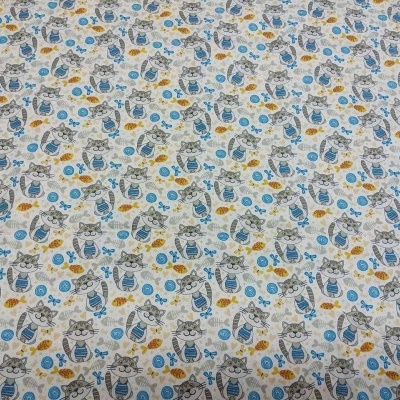 tecido branco com padrão de corujas e folhas em azul, castanho e amarelo
