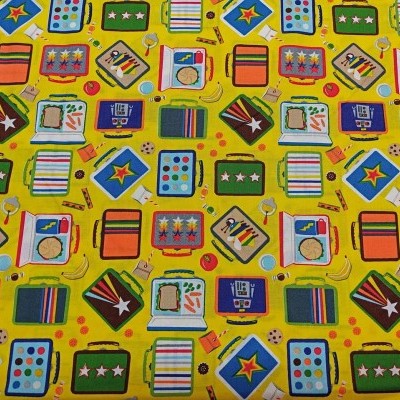 Tecido amarelo com padrão de itens escolares e de lancheira coloridos