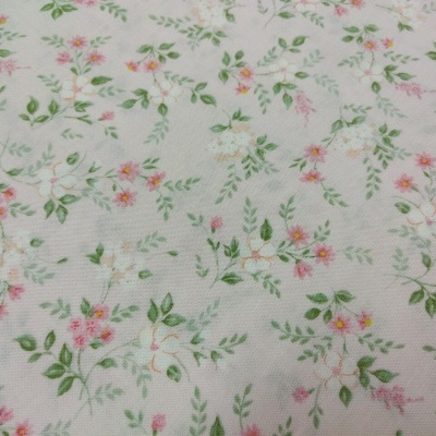 tecido branco com padrão floral em tons de rosa, amarelo, verde e branco