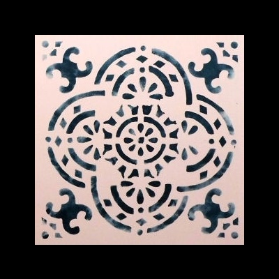 Padrão decorativo rosa com formas geométricas recortadas e fundo azul escuro.