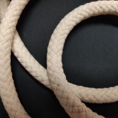 Cabos trançados creme sobre fundo preto